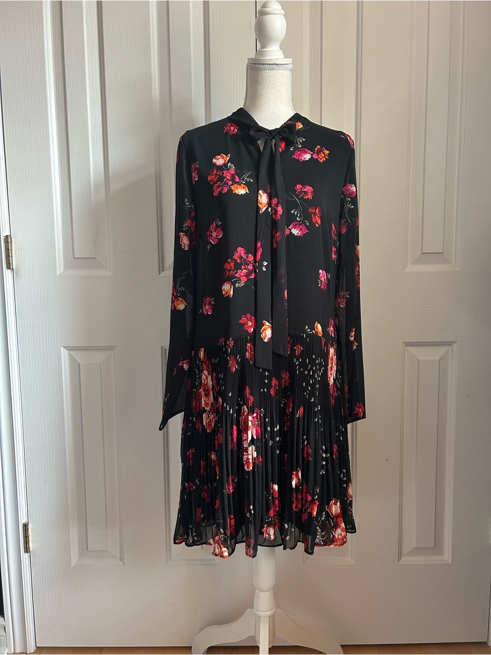 NWT DKNY Long Sleeves Floral Pleated Tie-Neck Midi Dress, Red Accents, Size 10
